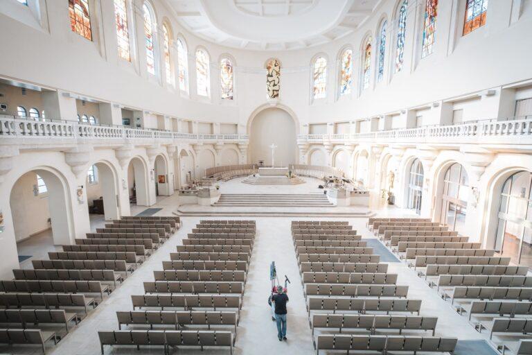 Homme de ménage dans une église